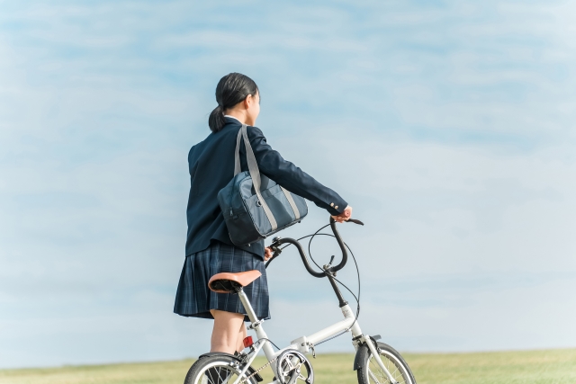 自転車のステッカーを剥がす手順と注意点、簡単にできる方法とは