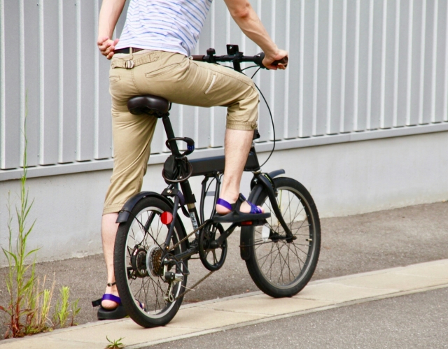 サンダルで自転車の運転は危険？適した履物と安全対策を紹介